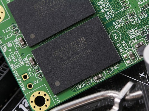 固态硬盘威刚 XPG SX300 mSATA Solid State Drive（128GB）芯片特写 